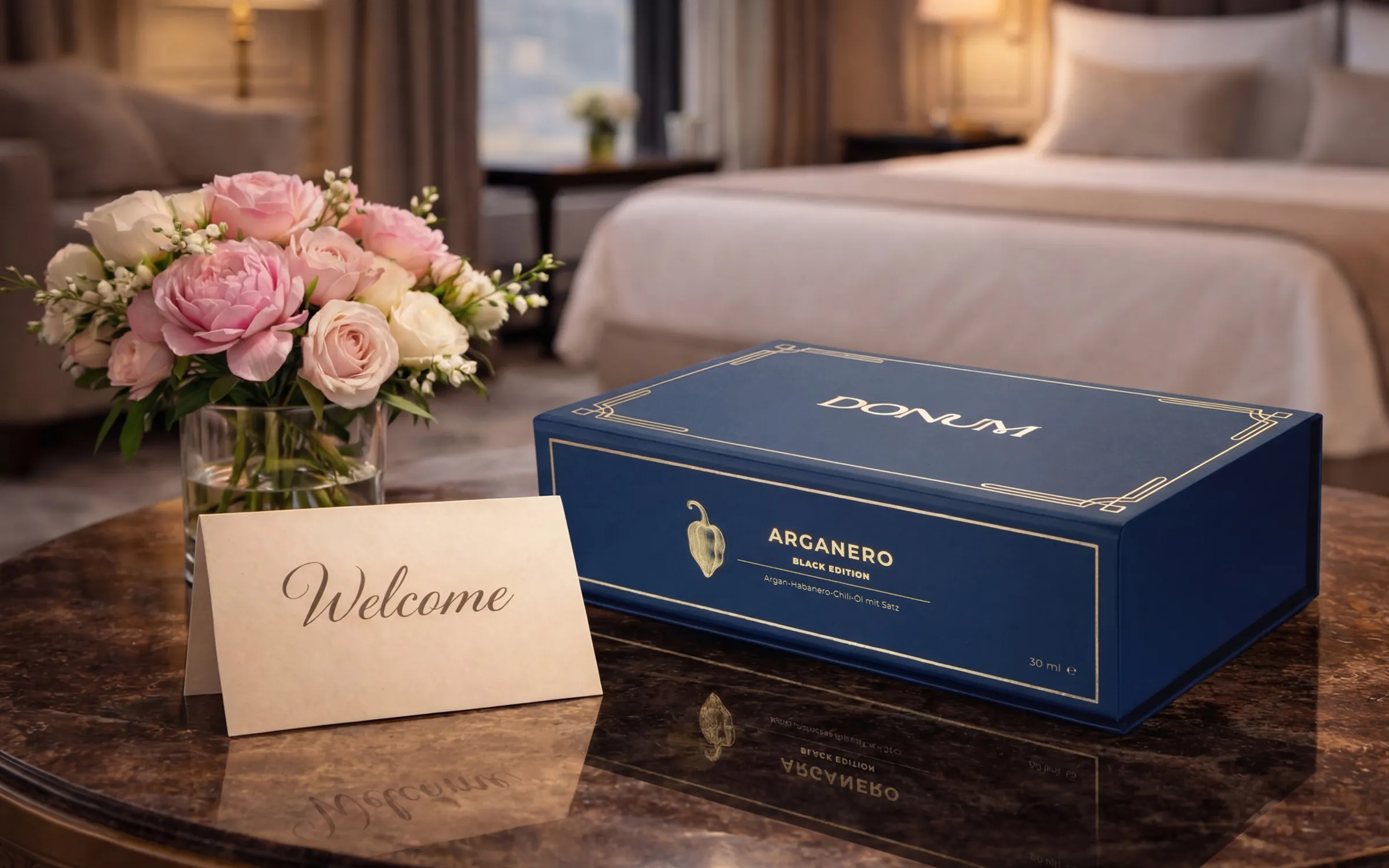 Die DONUM Geschenkbox mit Willkommenskarte und Rosen in einer Hotelsuite
